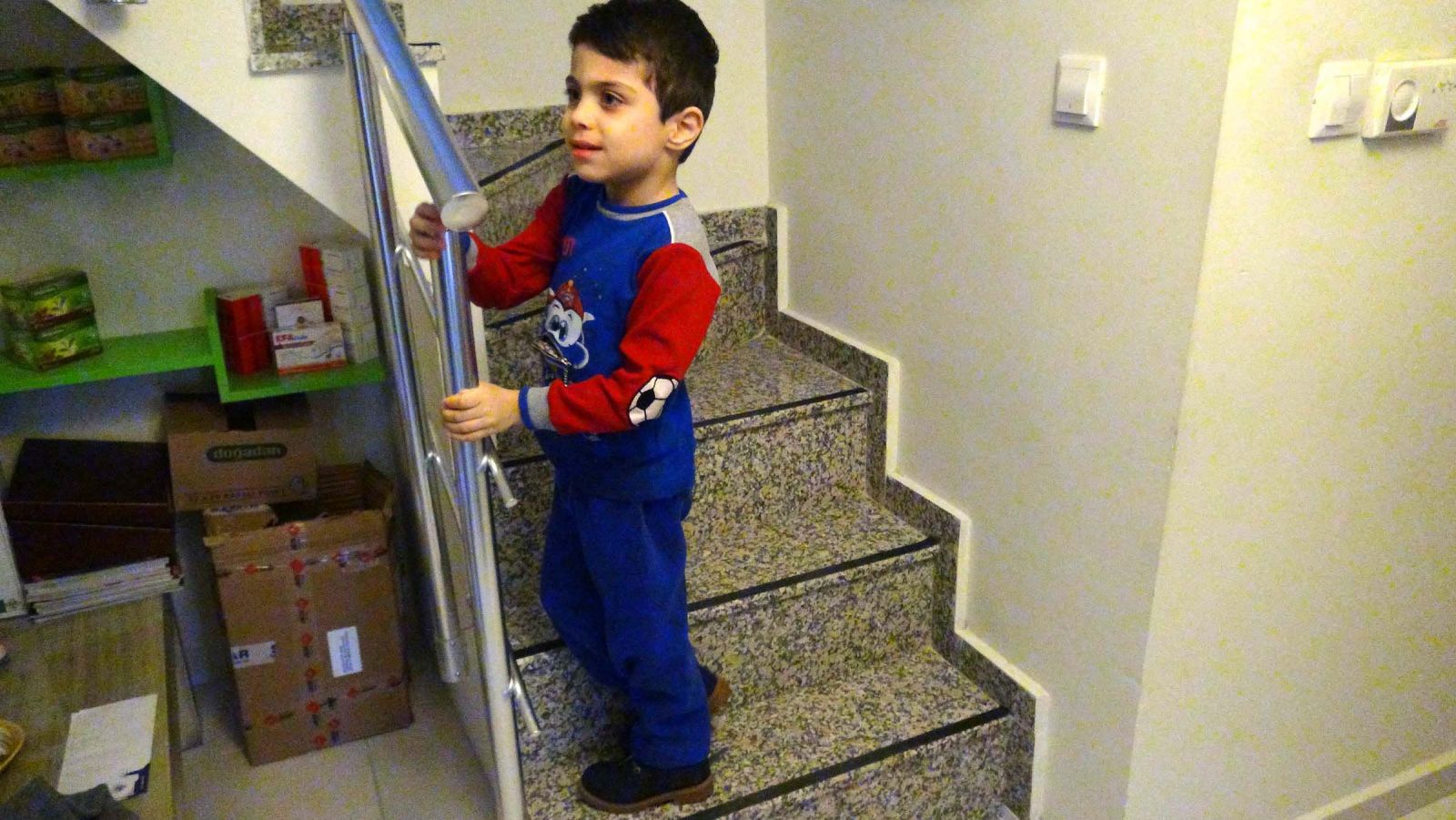 6 yaşındaki Muhammet tedavi edilmezse yatağa bağlı yaşayacak!